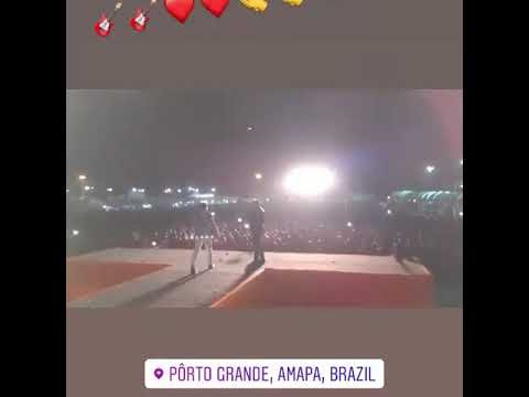 Ximbinha sendo Aplaudido Pelo o Público no Show de sua banda Cabaré Do Brega Em Porto Grande/AP