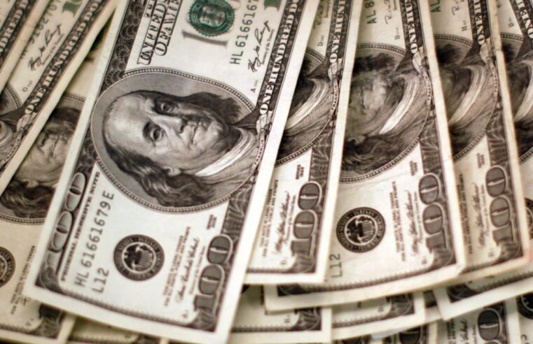 Dólar cai para R$ 5,24 em dia de ajuste no câmbio