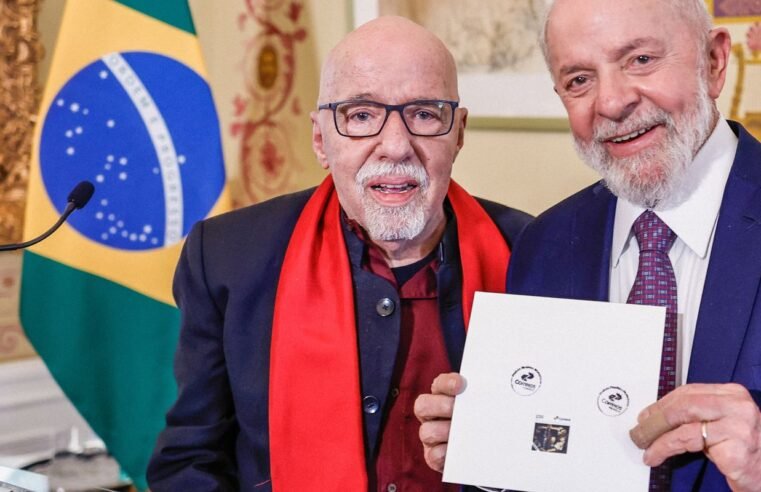 Lula lança selo dos Correios em celebração a obra de Paulo Coelho