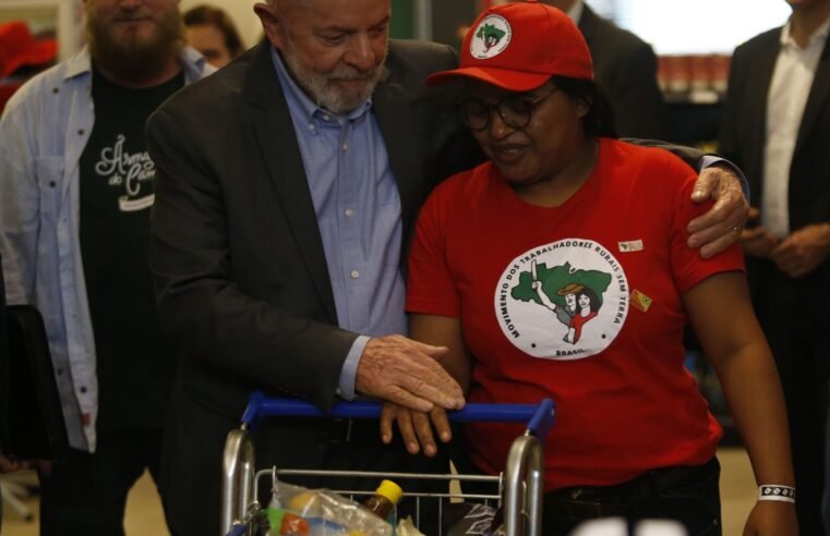 Lula faz reunião com dezenas de movimentos sociais em São Paulo 