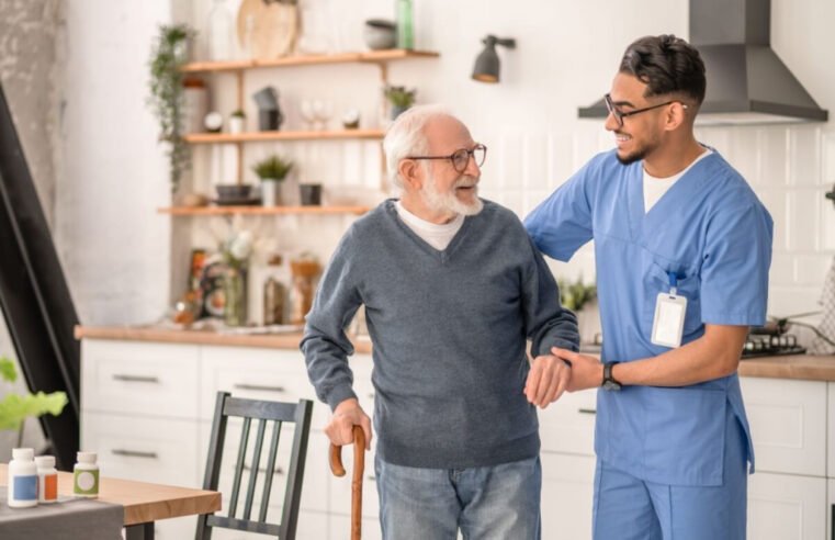 Benefícios de contratar um cuidador profissional para o seu familiar