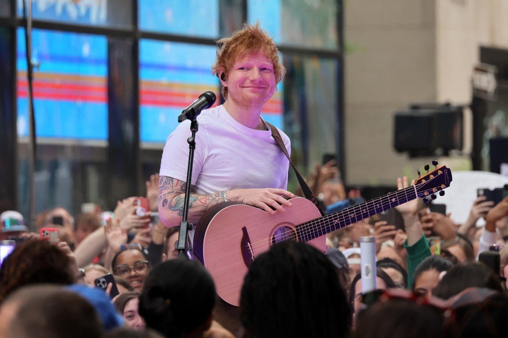 Ed Sheeran assiste ao jogo do Fluminense e Atlético-MG no Maracanã