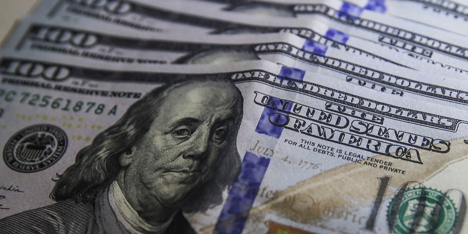 Dólar sobe para R$ 5,65 com queda do petróleo e eleições nos EUA