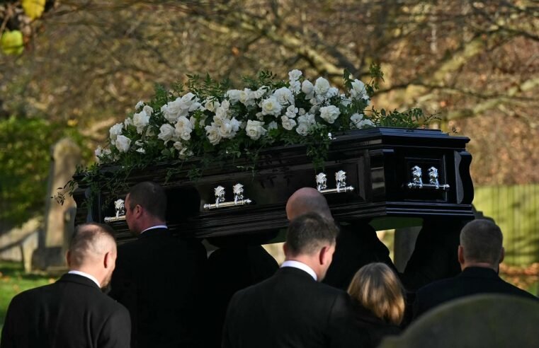 Família de Liam Payne e membros do One Direction comparecem ao funeral do cantor