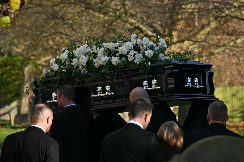 Família de Liam Payne e membros do One Direction comparecem ao funeral do cantor