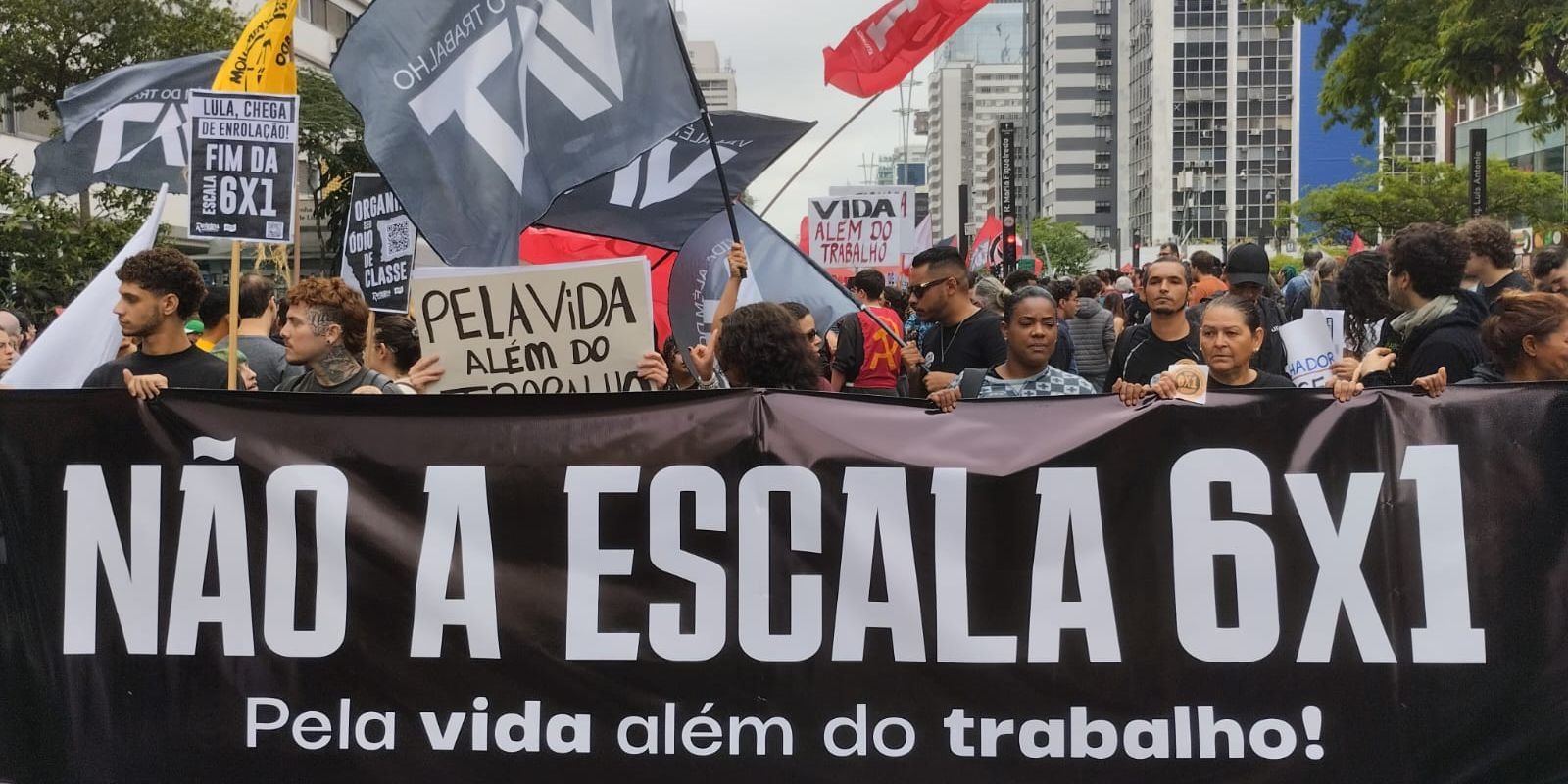 Manifestantes vão às ruas pelo fim da escala de trabalho 6×1