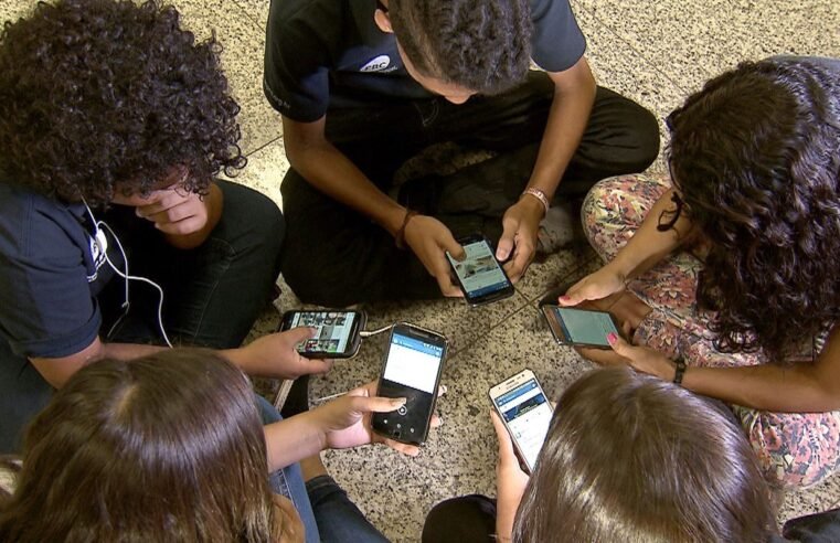 “Nem no recreio”: pesquisadores da educação criticam celular na escola